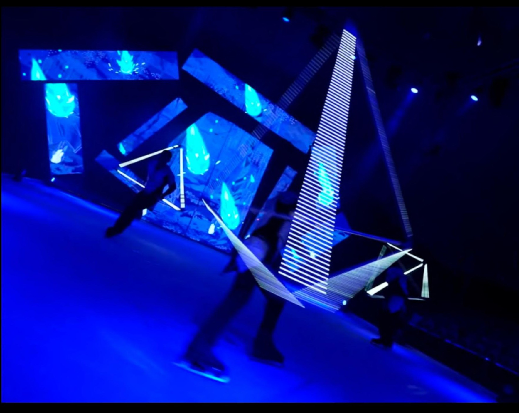 Froza ice show, on-ice performance with projected set