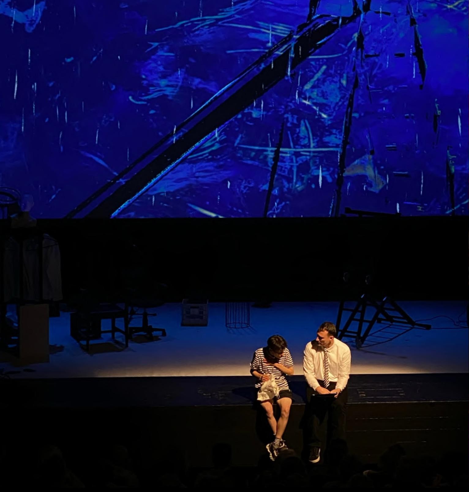 Natan, stage production, blue projection scene